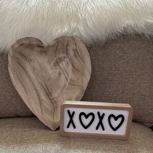 🌸NEW 2 pieces Hobby Lobby Heart-Shaped Wood Tray and XOXO Sign.